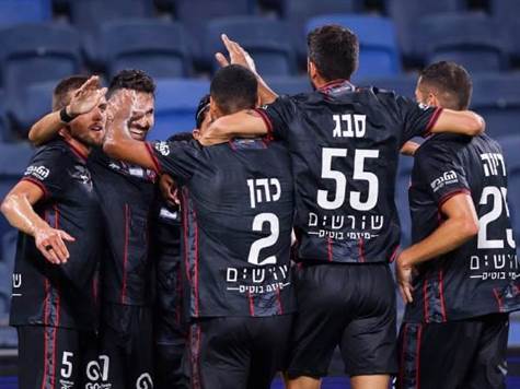 סיום בסמי עופר: הפועל חיפה ממשיכה להראות כדורגל טוב, ובמשחק השני שלה בגביע הטוטו היא שוב כובשת שלושה שערים. האדומים ניצחו 1:3 את עירוני טבריה הערב הודות לצמד של אלון תורג'מן ושער של והיב חביבאללה. קייס גאנם השווה ל-3 דקות בלבד (מאור אלקסלסי)