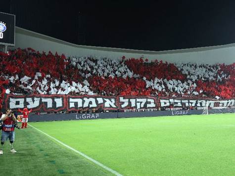 אווסו שוב חוטף וכדור הרוחב מגיע לדאפה, שמנסה לכבוש עם העקב אך מחמיץ. האדומים בטירוף (אלן שיבר)
