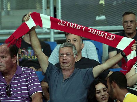 גם לאוהדי רעננה יש פתאום סיבה לשמוח (צילום: עודד קרני)