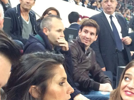 כמה שהם חסרים על המגרש. מסי ואינייסטה צופים במשחק מהיציע