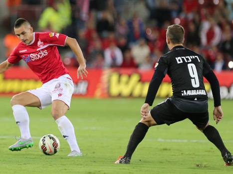 הובאן מול רייכרט. בינתיים, הפועל ת``א עומדת בגבורה מול המארחת