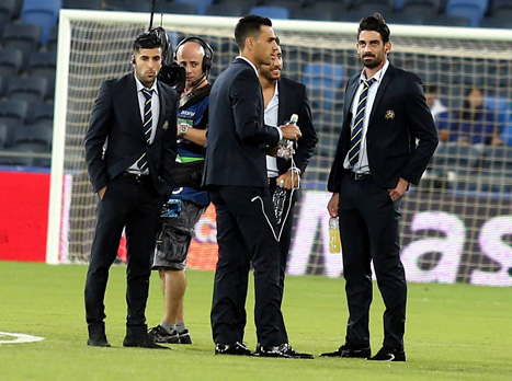 השחקנים כבר עלו לביקור על המגרש (אלן שיבר)