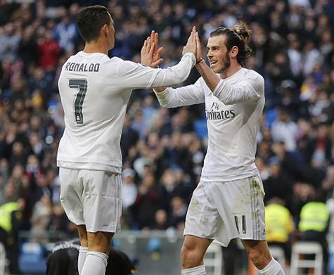 <P>יש עוד כמעט שבועיים עד ש-2016 תתפוס את מקומה של 2015, אבל נראה שריאל מדריד קיבלה מתנה לשנה החדשה כבר הערב (ראשון). הבלאנקוס שהפסידו במחזור הקודם לוויאריאל, הוציאו את כל העצבים על ראיו וייקאנו האומללה עם 2:10 (!) מוחץ בסנטיאגו ברנבאו.</P>
<P>הטירוף החל כבר בדקה השלישית, אז דנילו העלה את ריאל ליתרון. ראיו, קבוצה התקפית למרות מיקומה מתחת לקו האדום, לא נבהלה, יצאה קדימה וביצעה מהפך עם אמאיה (10) וחוסבאד (12), אבל אז הגיע רגע המפנה של המשחק כשטיטו הורחק (14). בייל השווה (25) ו-3 דקות לאחר מכן גם ראול באנה ראה כרטיס אדום וריאל קיבלה פנדל מפוקפק שאותו רונאלדו כבש.</P>
<P>ב-9 שחקנים לראיו כבר לא היה סיכוי, וריאל לא הביטה לאחור. בייל כבש עוד 3 פעמים (41, 61 ו-71) וסיים את המשחק עם רביעייה, בנזמה הוסיף שלושער (48, 79 ו-90) ורונאלדו (54) הבקיע פעמיים בדרך לניצחון. חאמס רודריגס סיים את המשחק עם 3 בישולים.</P>
<P>זו הפעם הראשונה מאז 1984 שקבוצה מבקיעה עשירייה באחד מ-5 הליגות הגדולות. מבחינת ריאל, זו הפעם השלישית שהיא כובשת 10 שערים בליגה הספרדית והראשונה מאז 1960, אז זה נגמר ב-2:11 על אלצ`ה. ומה קורה בטבלה אחרי הניצחון של הבלאנקוס? הם צימקו את הפער מברצלונה ואתלטיקו, לפחות זמנית, ל-2 נקודות.</P>