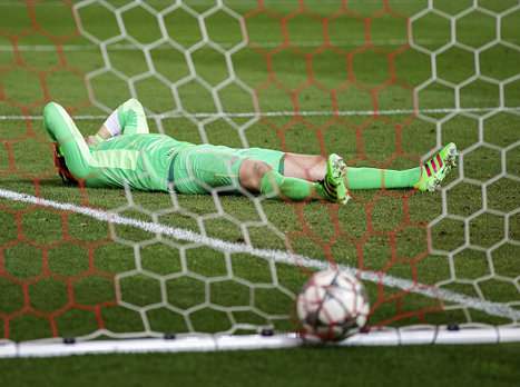 זואט מרוסק אחרי דו קרב הפנדלים. הדחה כואבת (getty)