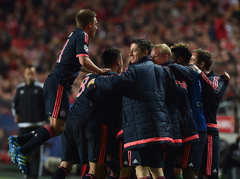 נתראה בחצי הגמר. שחקני באיירן חוגגים בסיום (getty)