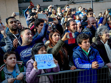 לה קורוניה במקום ה-14, במרחק 9 נקודות מהקו האדום. הקבוצה מגליסיה לא ניצחה בשלושת המחזורים האחרונים, אך בשני המשחקים האחרונים היא הקשתה מאוד על ברצלונה כשסיימה בהם מולה ב-2:2. עם זאת, בפעם האחרונה שהאלופה הגיעה לריאסור, זה נגמר ב-0:4 קטאלוני