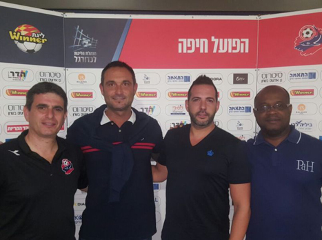 חאבייר רסיו, המנהל הספורטיבי של מאיורקה הספרדית עם מנכ``ל הפועל חיפה רון פלדהיים ושחר גרינברג, סוכנו של מקסים פלשוקצ`נקו. הספרדי הגיע לעקוב אחר הקשר ועידן ורד ויצפה גם בדרבי התל אביבי מחר