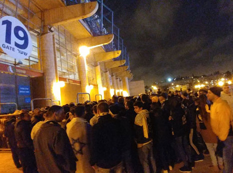 באופן לא מפתיע, נוצרה צפיפות גדולה מחוץ לאצטדיון טדי. כתבנו מוטי פשכצקי מוסר שהאוהדים נאלצים להמתין 25 דקות לפחות עד הכניסה. גם הפרשים והסוסים לא תורמים לתורים הצפופים.&nbsp;