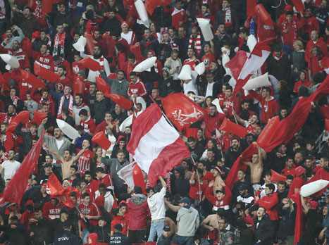 למרות התנאים הלא פשוטים, הקהל של הפועל תמיד מגיע לתמוך. שאפו!&nbsp;(צילום: אלן שיבר)