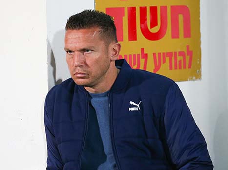 ברק בכר מחכה לשריקת הפתיחה. ב``ש חייבת לנצח (צילום: לירון מולדובן)