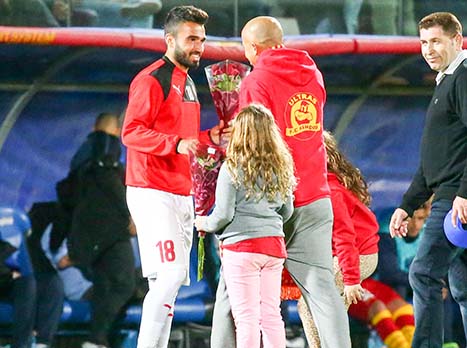 האירוע הכי משמעותי במחצית הראשונה - אשדוד לא שכחה את האקסים שלה. אוחנה זוכה לכבוד (צילום: דני מרון)