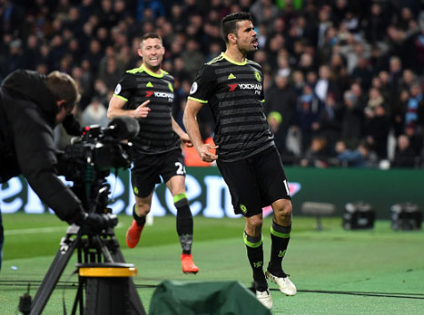 קוסטה רחוק שער אחד מ-50 כיבושים במדי הבלוז. סקורר