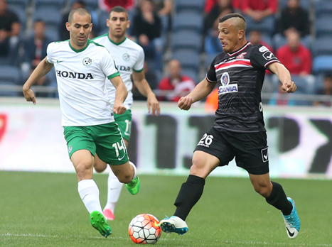 שריקות בוז צורמות לכיוונו. מוגרבי (יוסי שקל)