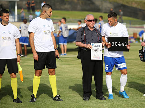 לפני השריקה נערך טקס מרגש לכבוד ניצולי השואה