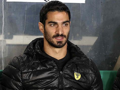 שוב בטדי במדי בית``ר. קריאף מחכה על הספסל (אלן שיבר)