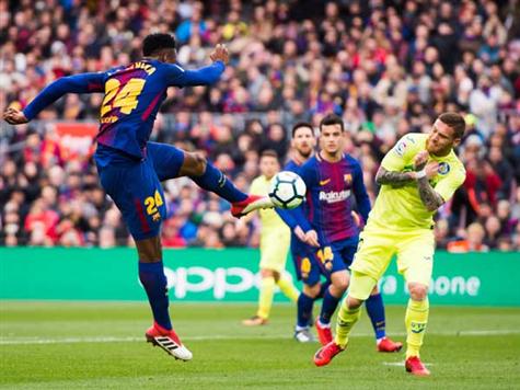 ההזדמנות הטובה ביותר של בארסה: מסי הרים כדור חופשי, דווקא מינה הגיע למצב בעיטה ברחבה ונבלם על ידי אנטונש (Getty).