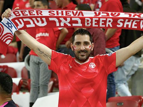 אוהדי ב``ש מקווים לחגוג אף יותר בסיום הערב (אלן שיבר)